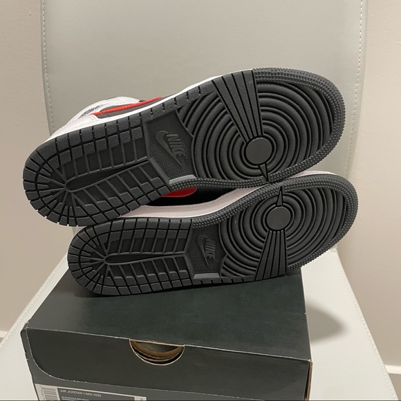 2021 Nike Air Jordan 1 Mid 'Chile Red' Size 5Y or 6.5 Women - Picture 9 of 10